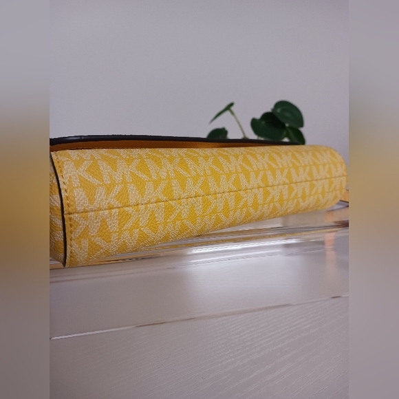 Michael Kors - Medium Logo Convertible Crossbody Bag - Picture 3 of 9